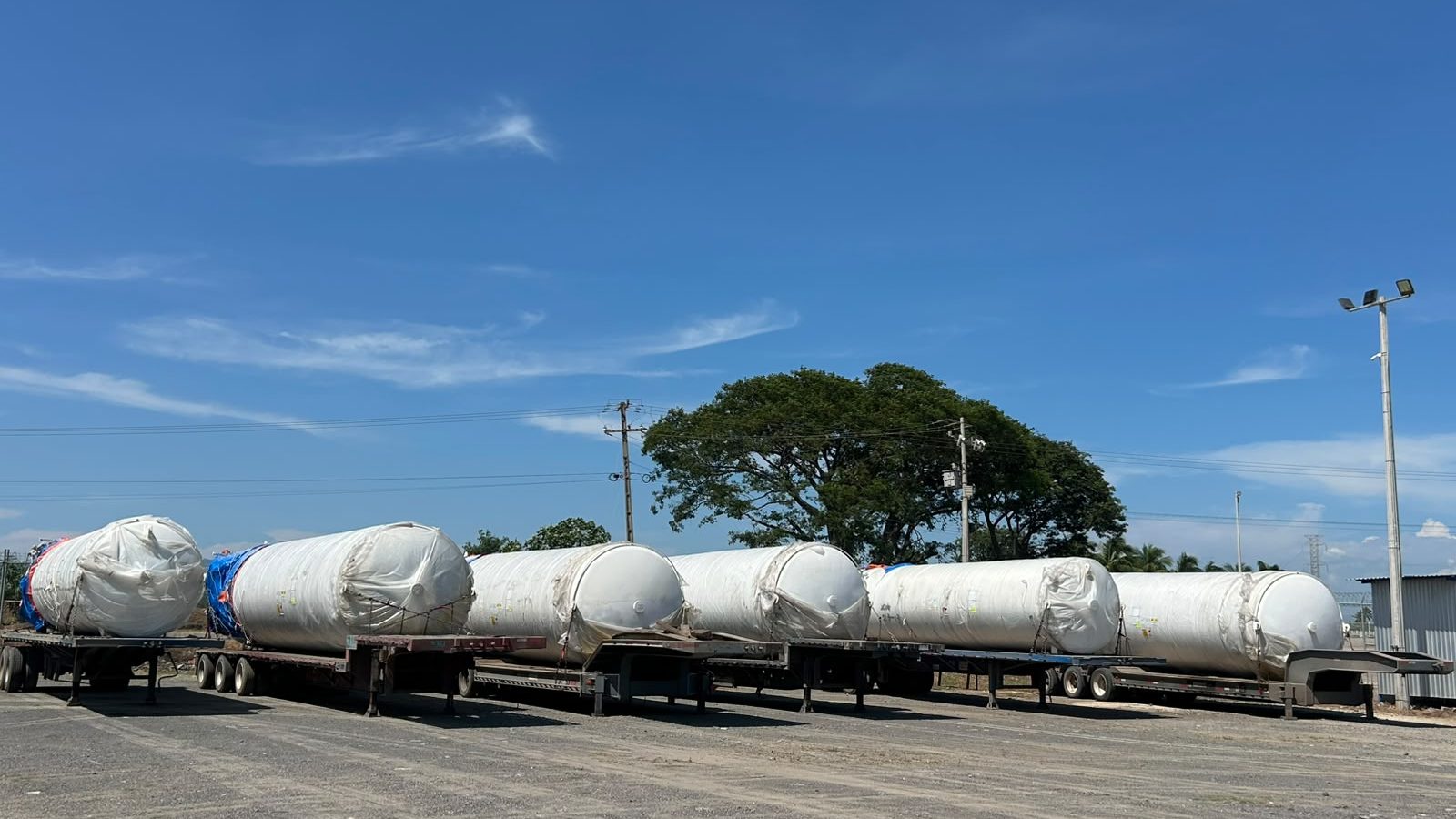 Cargas sobredimensionadas preparadas para operación logística en puerto