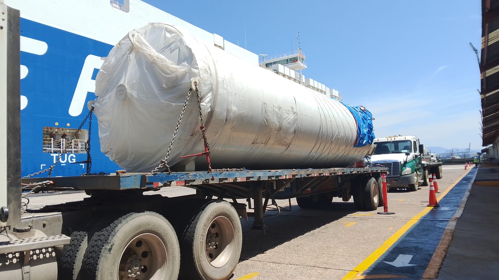 Maniobra especializada de carga sobredimensionada en puerto