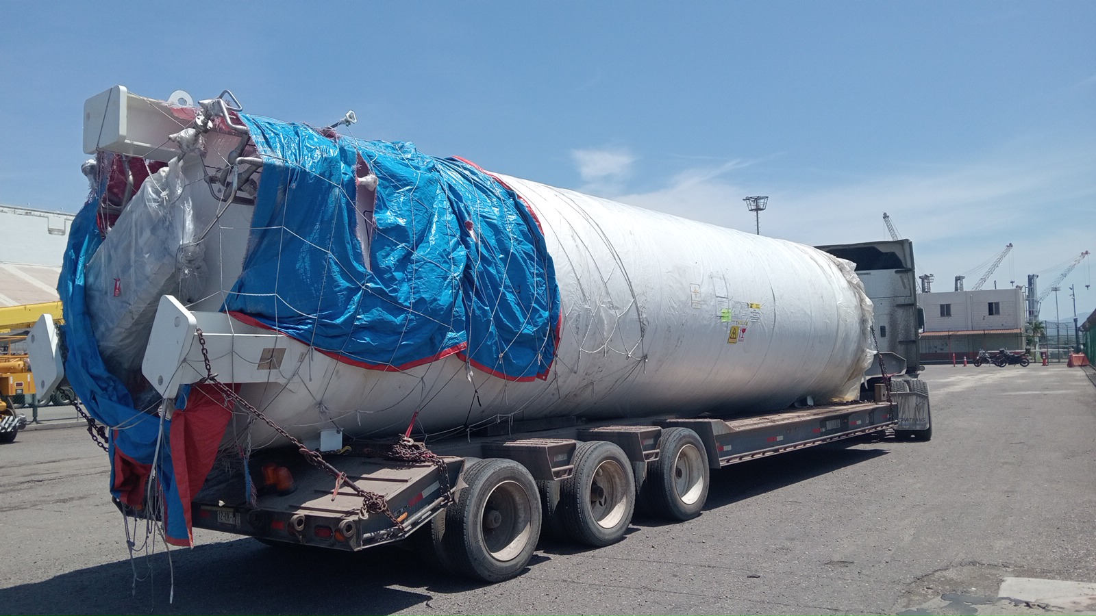 Carga sobredimensionada posicionada sobre plataforma para transporte terrestre
